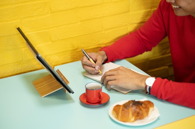 Osoba pisząca wiadomość